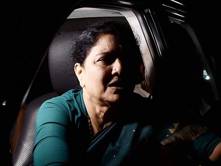 నన్ను చంపేస్తాం అంటూ 32 సార్లు ఫోన్: శశికళ, దినకరన్ వర్గంపై కేసు పెట్టిన ఎంపీ !