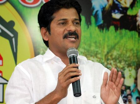 రూ.2 కోట్లు ఇప్పిస్తా: రేవంత్‌రెడ్డిని బురిడీ కొట్టించబోయి... బుక్కయ్యాడు
