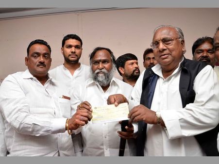 సరదాగా అన్నది నిజమైంది, వీహెచ్ బ్రేస్ లెట్ వేలం, మిర్చి రైతులకు లాభం