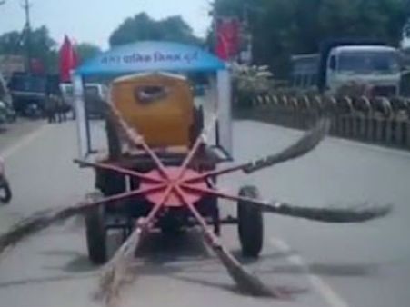 భళ్లాలదేవ రథం నుంచి పుట్టిన రోడ్ క్లీనర్: ఊడ్చిపారేస్తోంది, ఎక్కడంటే..?