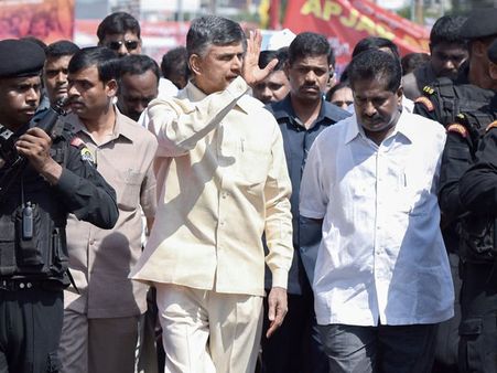 చంద్రబాబుకు జనం ఝలక్... వెలవెలబోయిన నవ నిర్మాణ దీక్ష, ఎండదెబ్బే కారణమా?