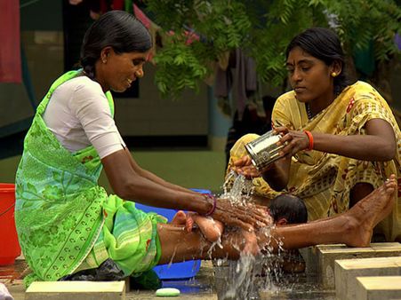 చంటిపిల్లల్ని కాళ్ళమీద పడుకోబెట్టుకుని స్నానం చేయిస్తారు.. ఎందుకు ?