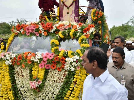 సినారె అంతిమయాత్ర: అందరిలో ఒకడై... అన్నింటా తానై, విలక్షణత చాటుకున్న సీఎం కేసీఆర్