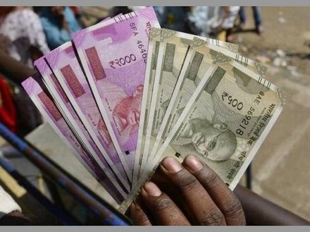 నోట్ల రద్దు ఎఫెక్ట్ ఇది: బ్యాంకుల్లో నగదు కొరత.. రైతుల డిపాజిట్లివ్వలేని దైన్యం