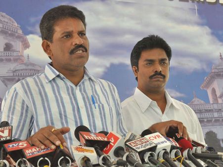 మీ ఫ్యామిలీ పశ్చాత్తాపపడేలా ప్రతీకారం: ఉద్యోగులపై చెవిరెడ్డి సంచలనం