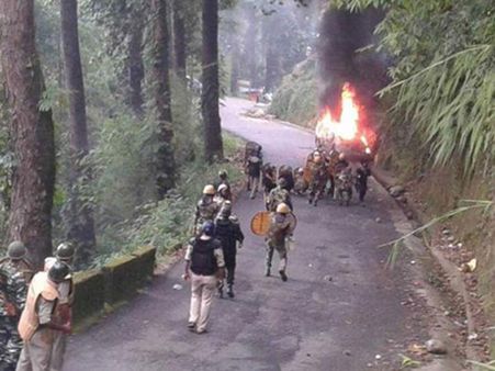 మమత నిర్ణయం: డార్జిలింగ్‌లో 'బెంగాలీ' మంటలు