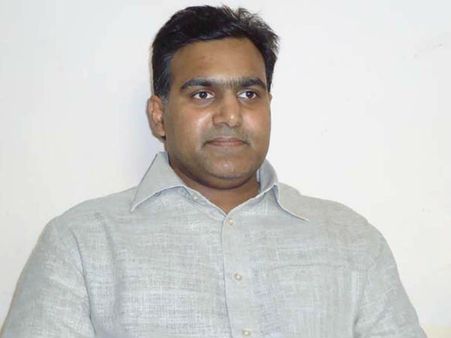 నిజాలన్నీ బయటపెడతా: కబ్జా కేసుపై దీపక్ రెడ్డి, స్వీట్లు పంచుకున్న బోజగుట్టవాసులు