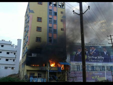 శంషాబాద్ లాడ్జీలో భారీ అగ్ని ప్రమాదం: చిక్కుకున్న 50మంది(వీడియో)