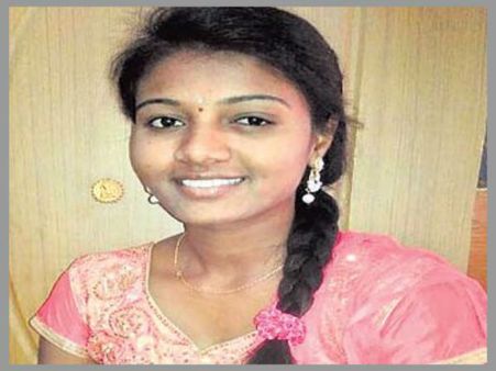 శ్రీకాంత్ ఇంటిపై గాయత్రి కుటుంబసభ్యుల దాడి, ఉద్రిక్తత