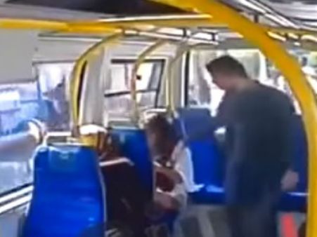 షాక్: అమ్మాయి పొట్టి దుస్తులేసుకుందని చెంప ఛెళ్లుమనిపించాడు(వీడియో)