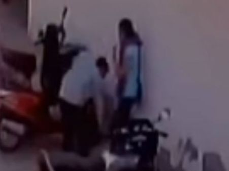 ప్రేమించలేదని కొట్టి, కాళ్ళు పట్టుకోబోయాడు, ఎక్కడ? (వీడియో)