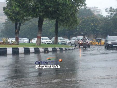 భారీ వర్షం, జగన్ ఆఫీస్‌లోకి నీళ్లు: గుంటూరులో పిడుగు పడే ఛాన్స్