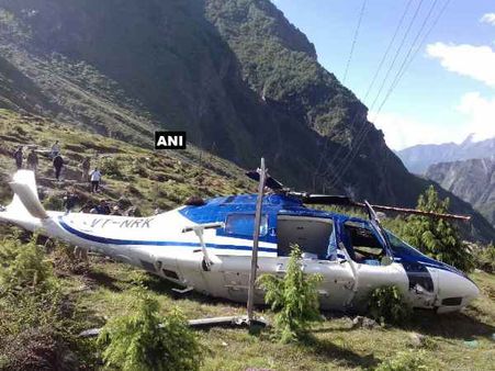 బద్రీనాథ్‌లో కూలిన హెలికాప్టర్: ఇంజినీర్ మృతి, క్షేమంగా పైలట్లు, ప్రయాణికులు