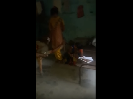 ఇద్దరు అమ్మాయిలతో..: కెమెరాకు చిక్కిన పోలీస్ నిర్వాకం