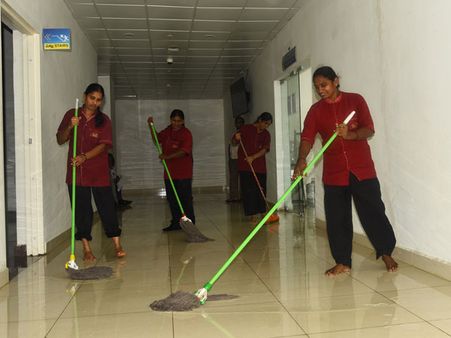 జగన్ 'ఛాంబర్'కు చిల్లు: చిన్నపాటి వర్షానికే ఇంత అద్వాన్నమా?(ఫోటోలు)