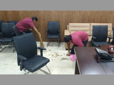 జగన్ ఛాంబర్ లీకేజీపై ప్రొఫెసర్లు అడిగిన ప్రశ్నకు.. అధికారులు నీళ్లు నమిలారట!