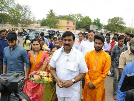 గాలి జనార్దన్ రెడ్డి 25వ వివాహ వార్షికోత్సవం: బళ్లారీలో వేడుకలు: పోలిటికల్ రీ ఎంట్రీ !