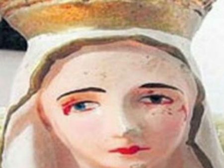 మేరీ మాత విగ్రహం నుంచి రక్త కన్నీరు: తరలిన జనం