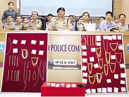 స్కార్పియో వాహనమే కొంపముంచింది, సినీఫక్కిలో ముత్తూట్ దొంగలను పట్టుకొన్నారిలా...