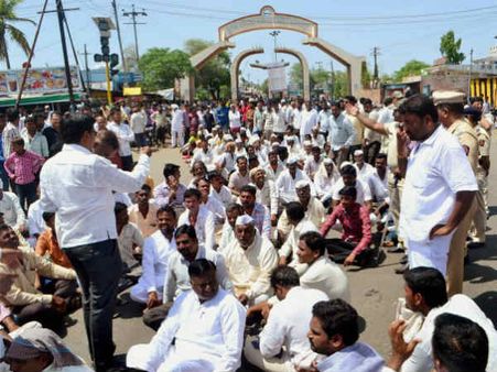 విమానాశ్రయానికి భూములివ్వం.. వాహనాలకు నిప్పు, ఉద్రిక్తం