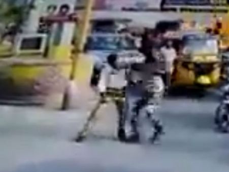 ఇలాగేనా?: నడిరోడ్డుపై కొట్టుకున్న పోలీసులు(వీడియో)