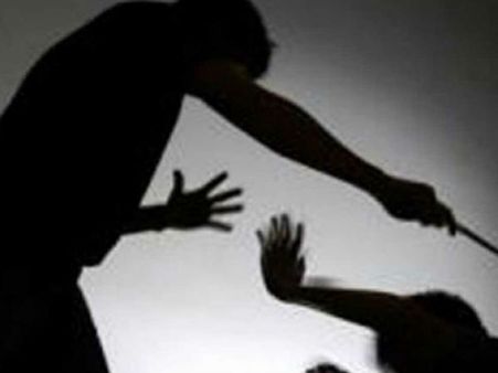 ఎక్స్ ప్రెస్ రైలులో మహిళను రేప్ చేసిన ఉద్యోగి, అరిస్తే బయటకు తోసేస్తా, ఆ గదిలో !