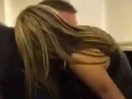 గాలిలో విమానం: అందరు చూస్తుండగానే సెక్స్ చేసుకున్నారు!(వీడియో)