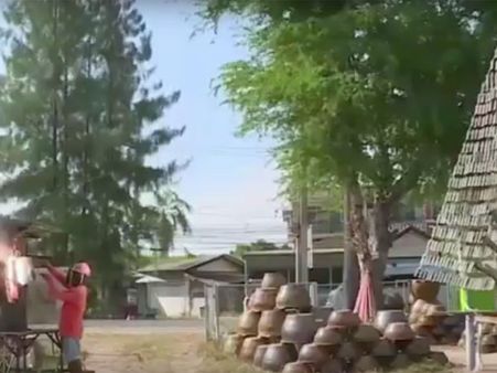 సూర్యుడు వస్తే చాలు.. ఆ హోటల్లో చికెన్ కర్రీ రెడీ అయినట్టే! (వీడియో)