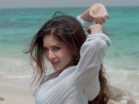 గ్రేట్ ఎస్కేప్: పెను ప్రమాదం నుంచి ప్రాణాలతో బయటపడిన సన్నీలియోన్ (వీడియో)