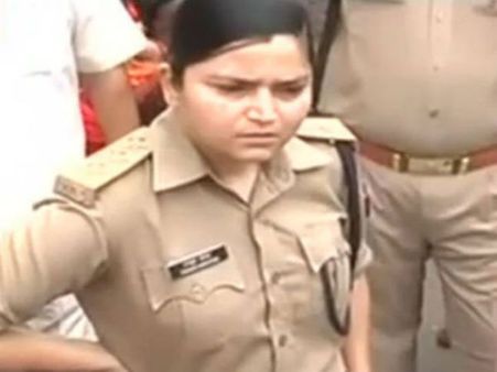 యూపీలో సింగం-4: ఢీ అంటే ఢీ అన్న మహిళా పోలీసు అధికారి