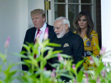 అమెరికాలో ఆసక్తికరం: మోడీ భార్య కోసం డోర్ తెరిచి..?