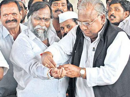 అడ్డంగా బుక్కైన వీహెచ్: జగ్గారెడ్డికి బ్రాస్ లెట్!, అప్పట్లో రాజీవ్ దూకమంటే దూకేశారు..