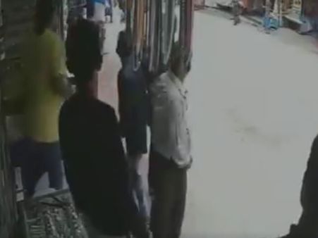 స్కూటీని ఢీకొట్టి.. మహిళను ఈడ్చుకెళ్లిన వ్యాను: గగుర్పొడిచే వీడియో..