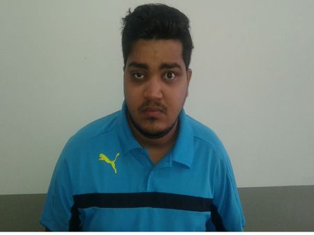 ఢిల్లీ పోలీసుల నుంచి తప్పించుకుని...: 164 సిమ్ కార్డులు, స్వైపింగ్ మిషన్