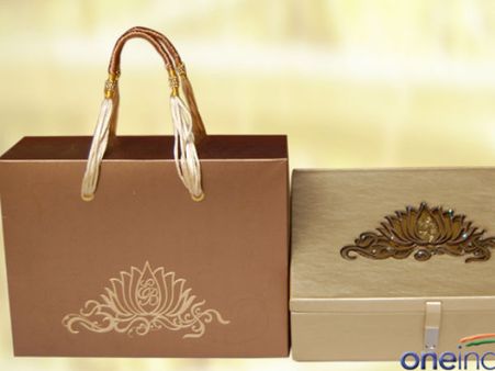 108 పేజీలతో వెరైటీ శుభలేఖ, ఏముంది?ఎక్కడ?