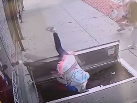 వార్నీ.. ఫోన్ లో టైప్ చేస్తూ.. గోతిలో పడిపోయింది, వీడియో వైరల్ అయింది