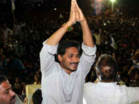 తెలంగాణలో సభకు జగన్ రాక: ఏపీ టిడిపి నేతతో కెసిఆర్ టార్గెట్