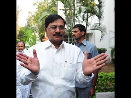 బాబుకు మాజీమంత్రి షాకిస్తారా.....టిడిపి నేతల బుజ్జగింపుతో ఇలా..