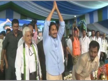 ఆంధ్రజ్యోతికి జగన్ షాక్, 'ఆ సినిమాలో చంద్రబాబే విలన్.. నిజం తెలియాలి'