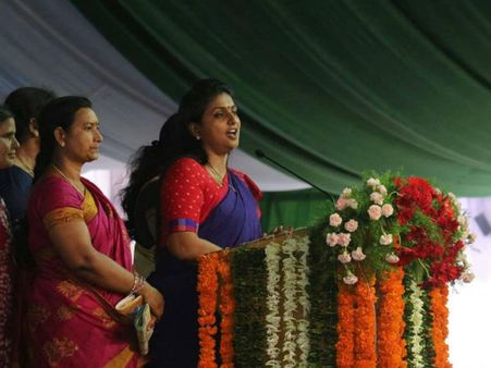 చంద్రబాబు గారు, జగన్ 'చెప్పాడు': రోజా చెవిలో చెప్పడంపై అసహనం?