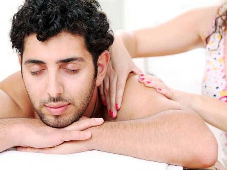 బయటికేమో జెంట్స్ బ్యూటీ పార్లర్: లోపల ఏం జరుగుతుందో తెలిస్తే షాక్?..