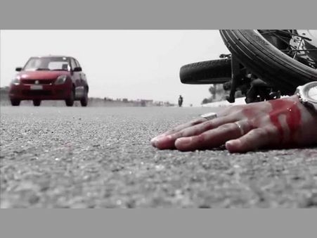 రోడ్డు ప్రమాదం: టెక్ మహీంద్రా ఉద్యోగి మృతి, మరొకరికి తీవ్రగాయాలు