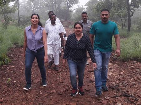 అడవిలో 12 కి.మీ. నడిచిన అమ్రాపాలి, ఎందుకంటే?