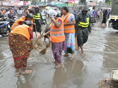 భండారి లే అవుట్.. మళ్లీ అదే కథ: భారీ వర్షానికి చెరువులా!..