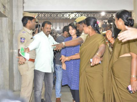 కెల్విన్‌తో చార్మికి సన్నిహిత సంబంధాలు, వారికి భిన్నంగా విచారణ