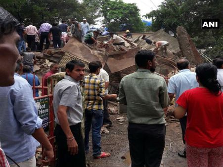 కుప్పకూలిన భవనం: 12మంది మృతి, శిథిలాల కింద 30మంది