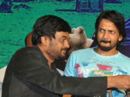 బ్యాంకాక్ వెళ్లేది డ్రగ్స్ కోసమా: ప్రశ్నలతో పూరీ ఉక్కిరిబిక్కిరి, కార్యాలయం వద్ద సాయిరాం హంగామా