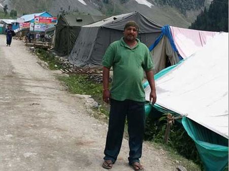 బుల్లెట్లు దూసుకొస్తున్నా.. ఏడుగురి ప్రాణాలు కాపాడలేకపోయినా..: ఆ డ్రైవర్ 'రియల్' హీరో