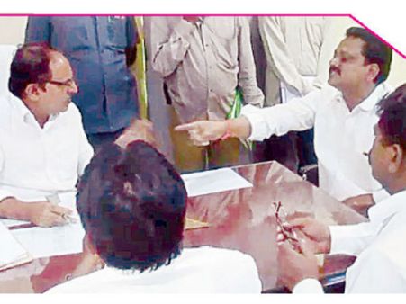 ఖమ్మం ‘కారు’ పోరు: మేయర్‌, ఉప మేయర్‌ మధ్య వాగ్వాదం