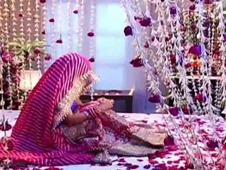 కలకలం: తొలి రాత్రి పడకగది నుంచి బయటకు, వరుడు అదృశ్యం